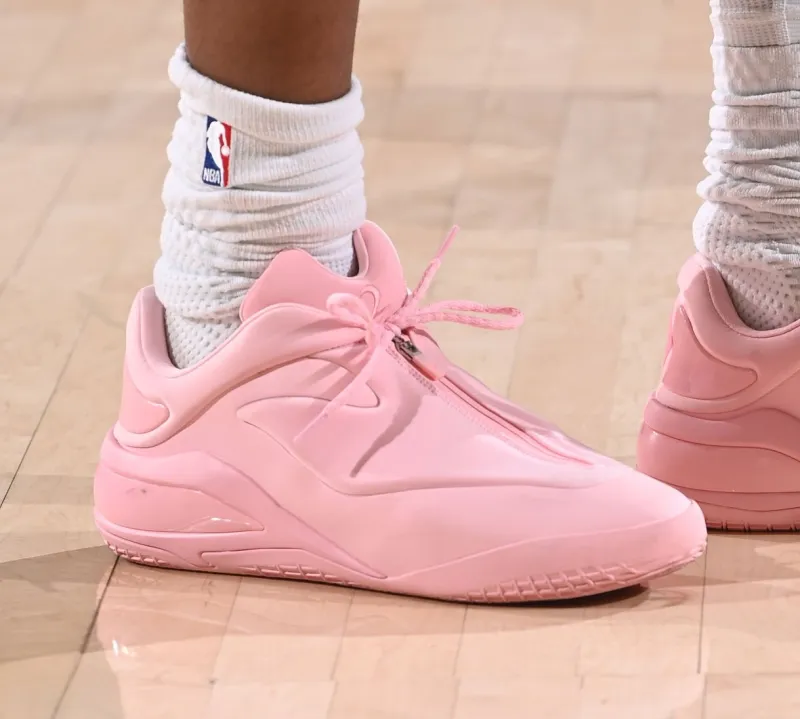 开云-亚历山大穿着粉色Shai001，得到20分1篮板11助攻